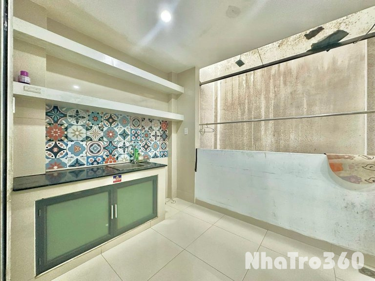 Phòng ban công giá rẻ thoáng mát ngay Lạc Long Quân Tân Bình