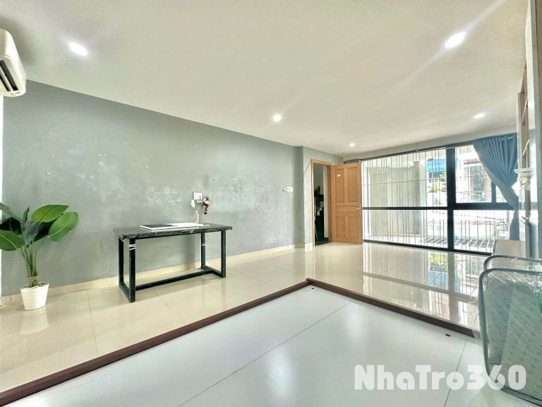 Phòng ban công giá rẻ thoáng mát ngay Lạc Long Quân Tân Bình