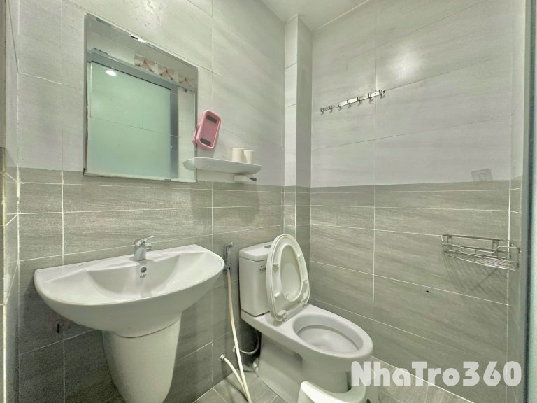 Phòng ban công giá rẻ thoáng mát ngay Lạc Long Quân Tân Bình