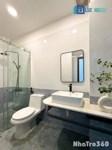 Một phòng ngủ ban công mới khai trương có máy giặt