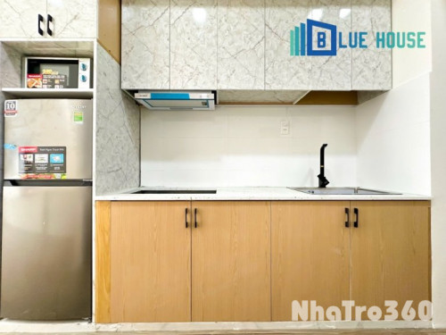 Một phòng ngủ ban công mới khai trương có máy giặt