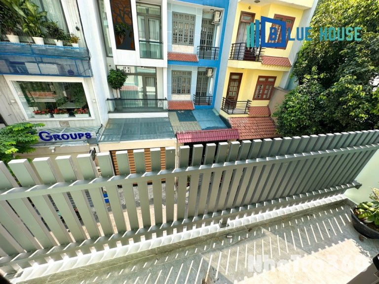 Một phòng ngủ ban công mới khai trương có máy giặt