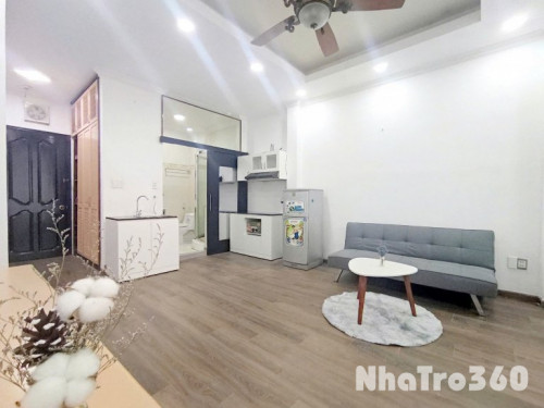 Căn hộ cho thuê ngay trung tâm quận 1, cửa sổ giếng trời đón nắng, có bancol gần công trường dân chủ