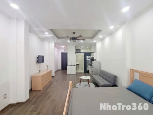 Căn hộ cho thuê ngay trung tâm quận 1, cửa sổ giếng trời đón nắng, có bancol gần công trường dân chủ