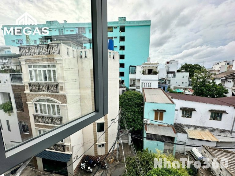 Phòng full nộithất 2 cửa sổ trời giá rẻ ngay Emart