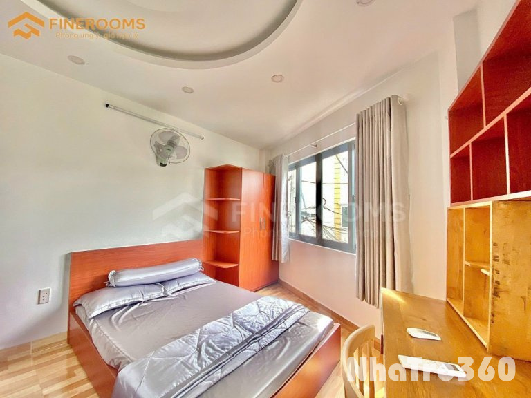 Phòng full nộithất 2 cửa sổ trời giá rẻ ngay Emart