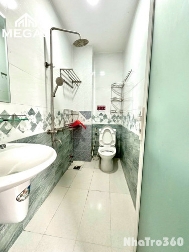 Phòng full nộithất 2 cửa sổ trời giá rẻ ngay Emart