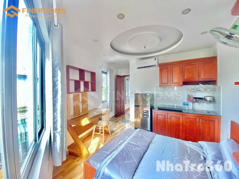 Phòng full nộithất 2 cửa sổ trời giá rẻ ngay Emart