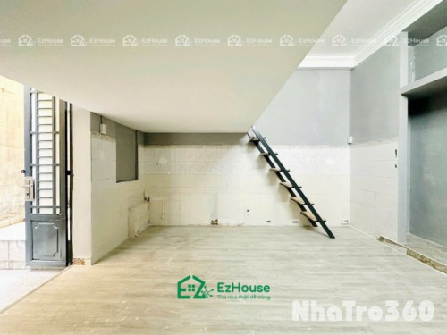 Giếng trời, cực rộng, gác cao, có lót sàn