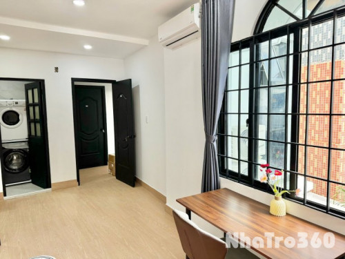 Cho thuê căn hộ ban công, Q3, mới 100% || ngay Huỳnh Tịnh Của || gần chợ Tân Định, Công Viên Lê Văn Tám, cầu Kiệu