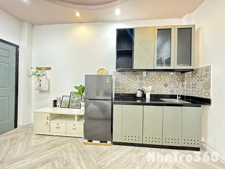 Căn hộ cho thuê ngay trung tâm quận 1, có cửa sổ đón nắng, rỗng rãi thoáng mát