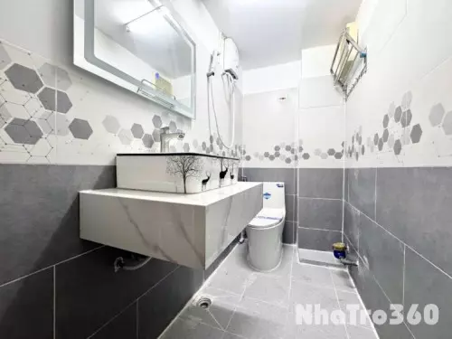 Phòng full nội thất, cửa sổ