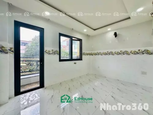 Phòng full nội thất, ban công, cửa sổ