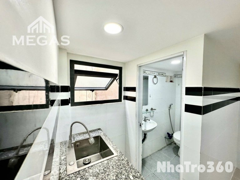 Phòng full nội thất, cửa sổ, gác, giá rẻ