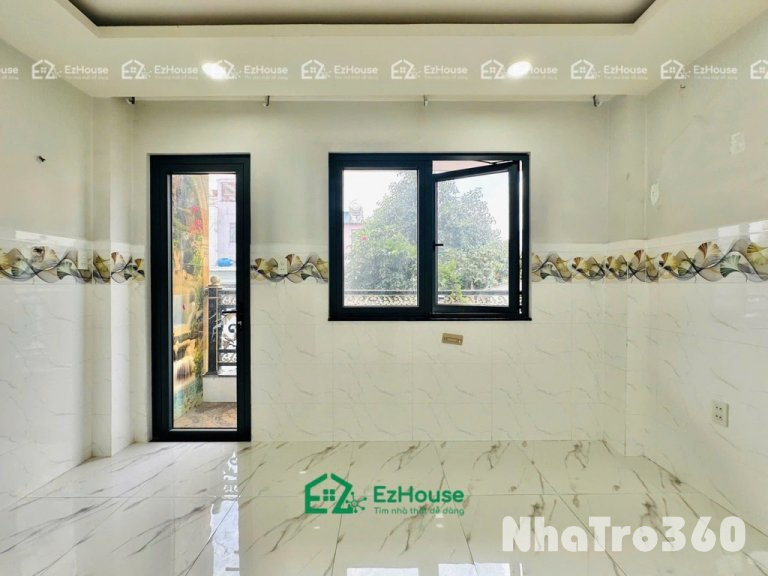 Phòng full nội thất, ban công, cửa sổ