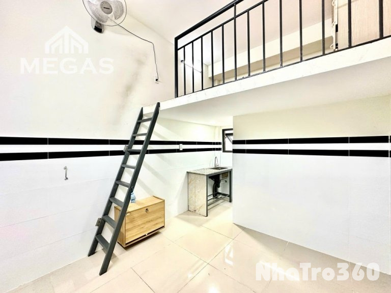 Phòng full nội thất, cửa sổ, gác, giá rẻ