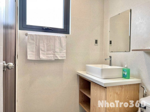 Căn hộ cho thuê ngay trung tâm quận 1, có cửa sổ đón nắng, rỗng rãi thoáng mát