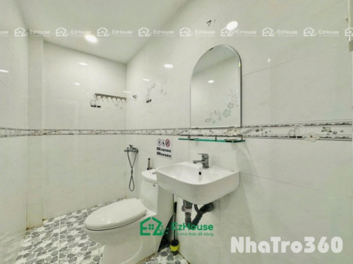 Phòng full nội thất, cửa sổ