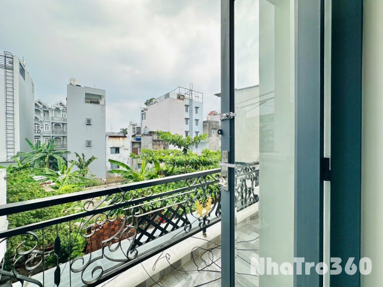Phòng full nội thất, cửa sổ, ban công