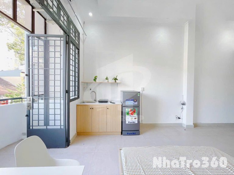 CĂN HỘ BAN CÔNG FULL NỘI THẤT QUẬN 1 GẦN TRUNG TÂM MUA SẮM TAKASHIMAYA