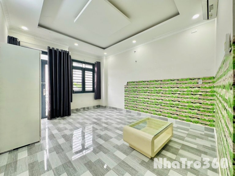 Phòng full nội thất, cửa sổ, ban công