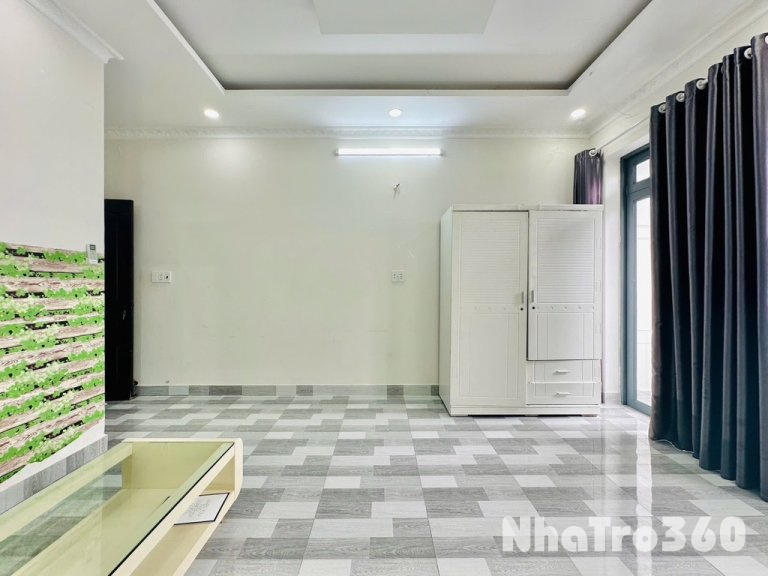 Phòng full nội thất, cửa sổ, ban công