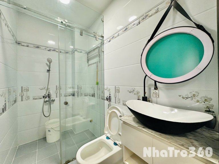 Phòng full nội thất, cửa sổ, ban công