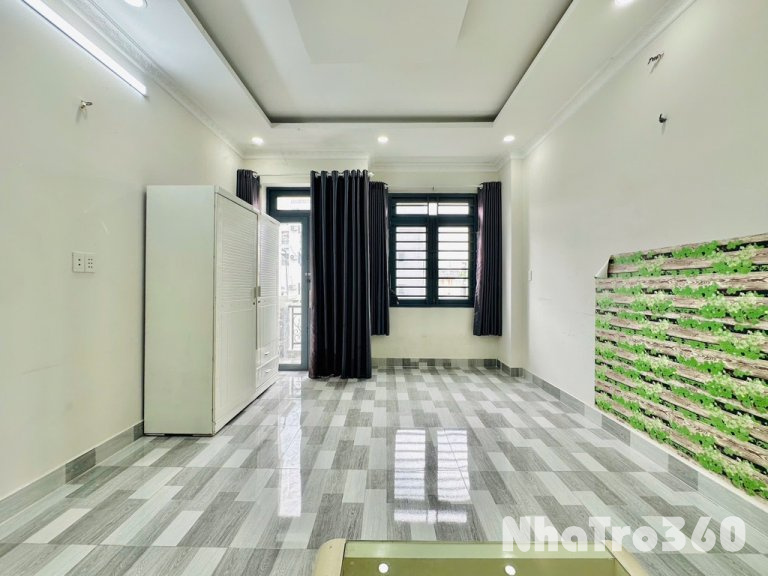 Phòng full nội thất, cửa sổ, ban công