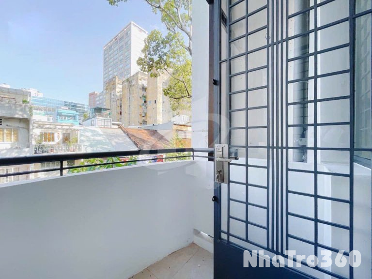 CĂN HỘ BAN CÔNG FULL NỘI THẤT QUẬN 1 GẦN TRUNG TÂM MUA SẮM TAKASHIMAYA