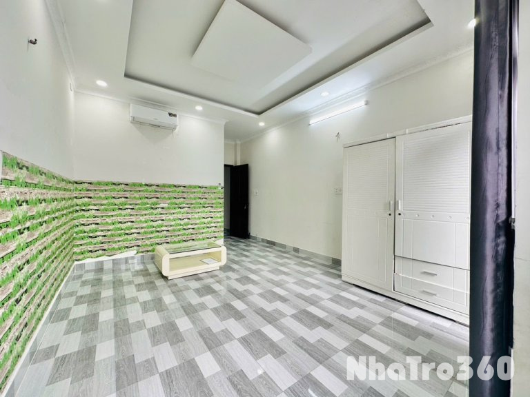 Phòng full nội thất, cửa sổ, ban công