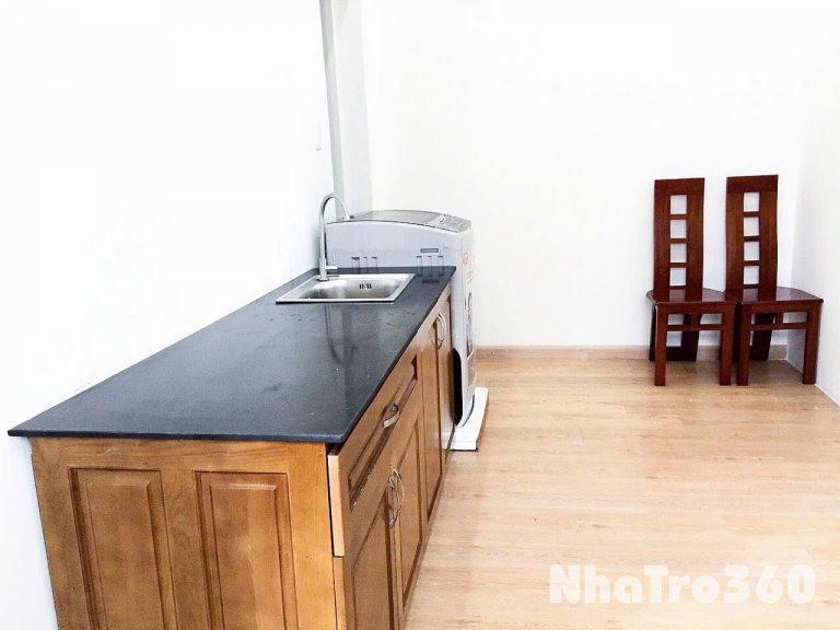 Căn hộ cho thuê ngay trung tâm quận 10, có cửa sổ đón nắng, bancol thoáng mát