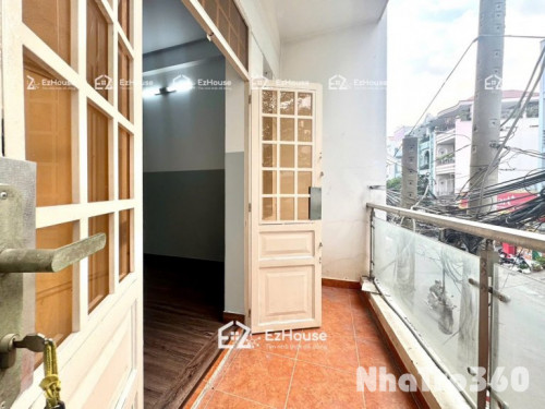 Phòng full nội thất, tách bếp, ban công