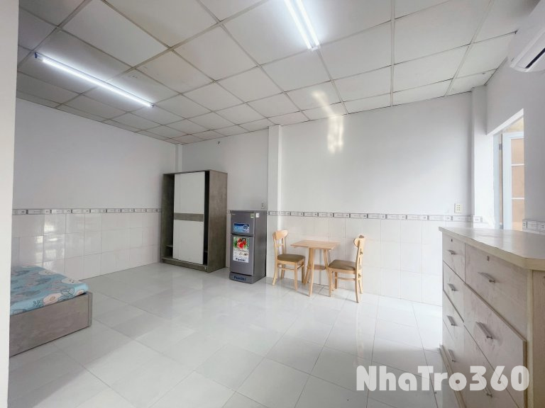 Cho thuê căn hộ ban công, Q10 || ngay mặt tiền Sư Vạn Hạnh || gần Vạn Hạnh Mall, Việt Nam Quốc Tự || giá chỉ 6tr