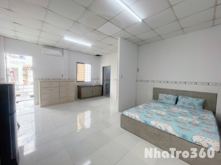 Cho thuê căn hộ ban công, Q10 || ngay mặt tiền Sư Vạn Hạnh || gần Vạn Hạnh Mall, Việt Nam Quốc Tự || giá chỉ 6tr