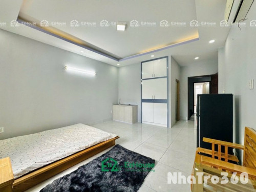 Phòng full nội thất, tách bếp, cửa sổ