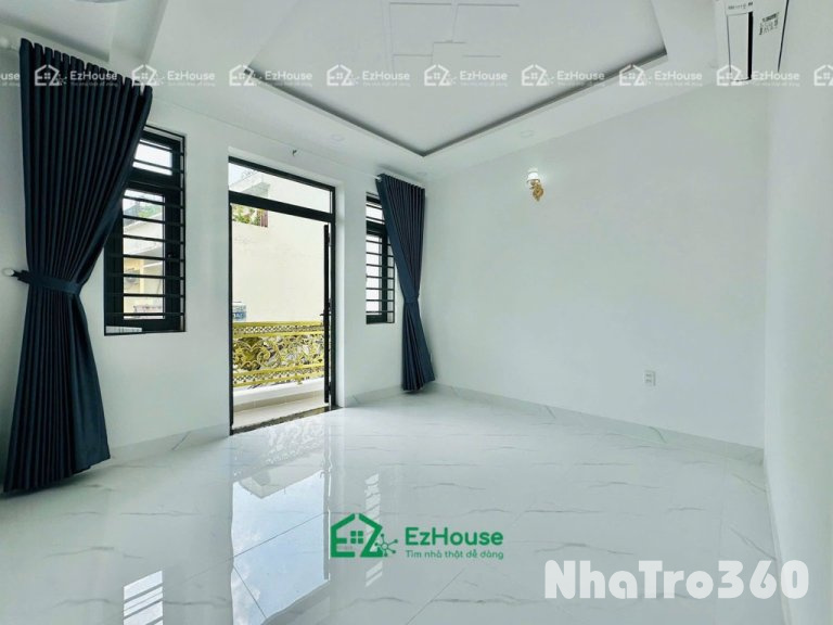 Ban công rộng rãi, cửa sổ