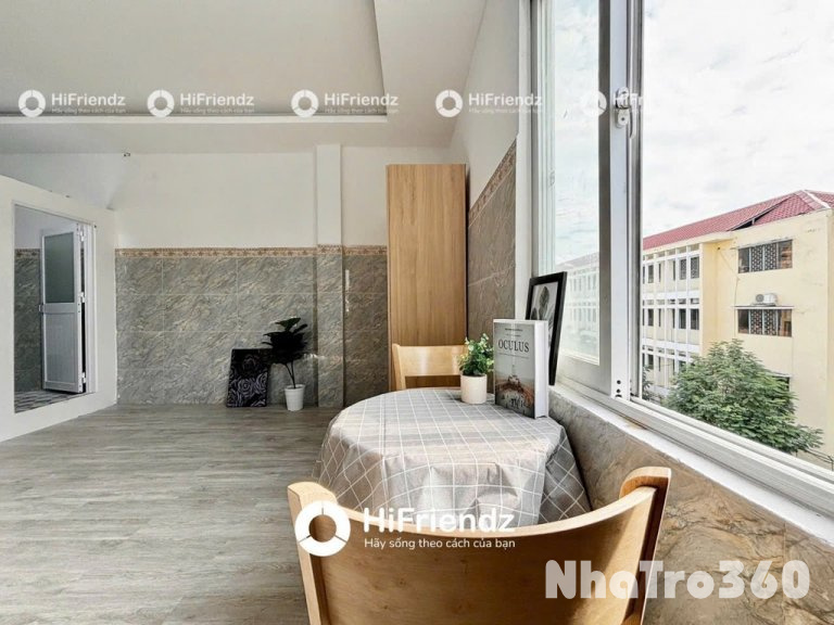 Phòng full nội thất, cửa sổ, ban công