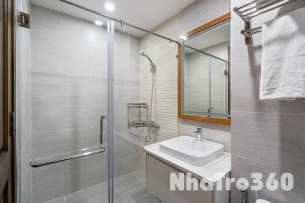 Cho thuê căn hộ ban công, Q10 || ngay Cách Mạng Tháng 8 || gần Tòa nhà Viettel, Vòng xoay Dân chủ, CV Lê Thị Riêng