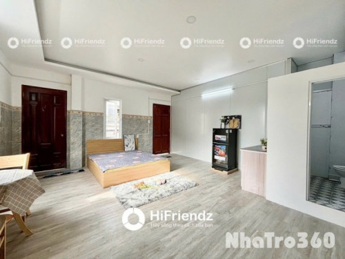 Phòng full nội thất, cửa sổ, ban công