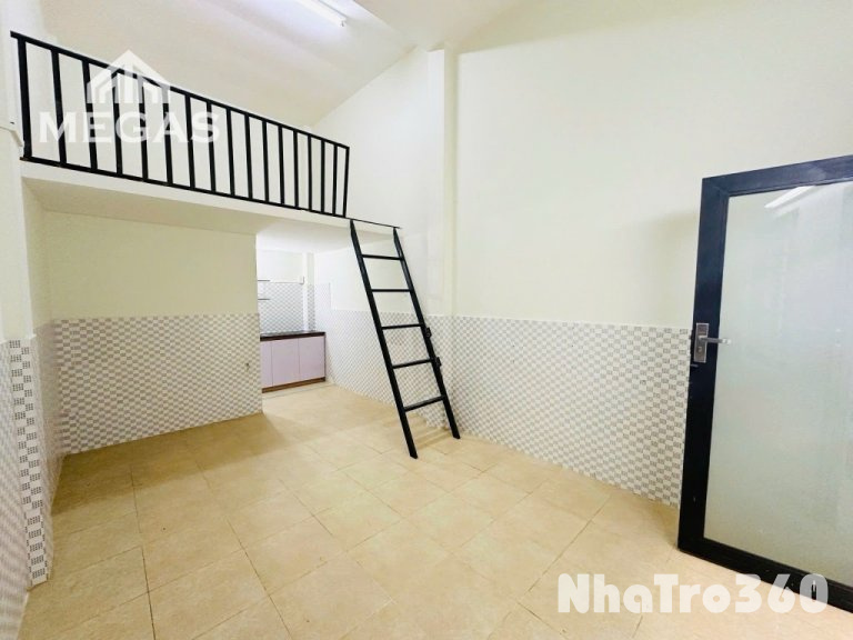 Phòng trống, gác, cửa sổ