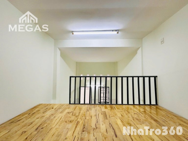 Phòng trống, gác, cửa sổ