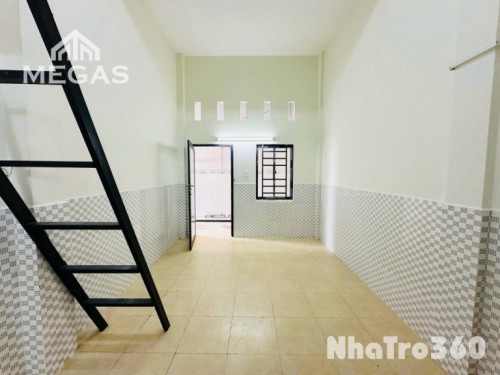 Phòng trống, gác, cửa sổ