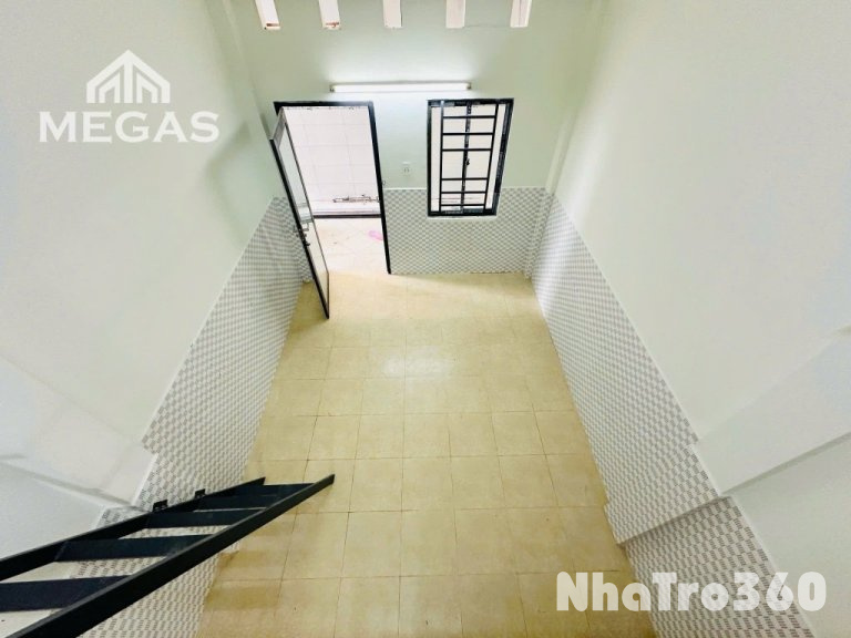 Phòng trống, gác, cửa sổ