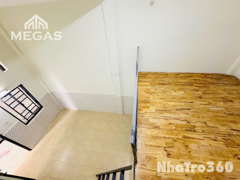 Phòng trống, gác, cửa sổ