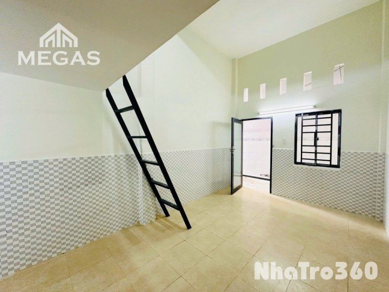 Phòng trống, gác, cửa sổ