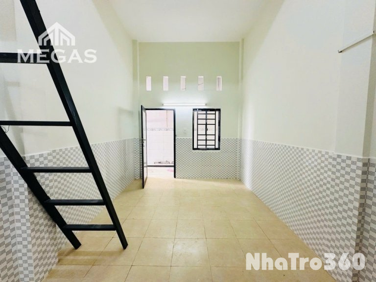 Phòng trống, gác, cửa sổ