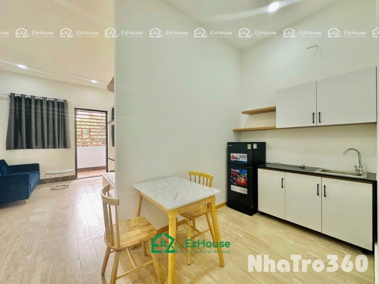 Phòng full nội thất, ban công