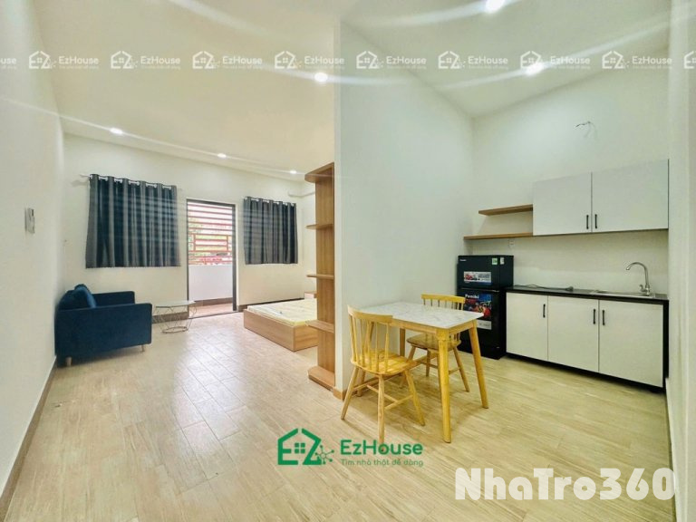 Phòng full nội thất, ban công