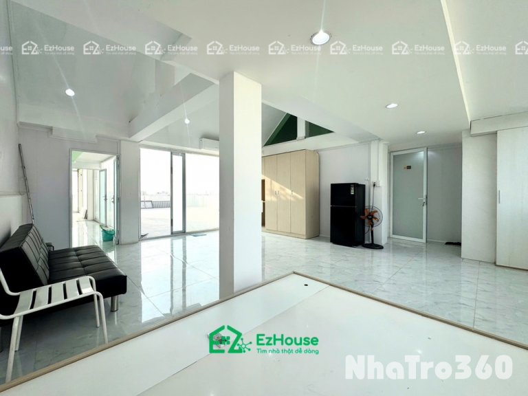 Phòng full nội thất, cửa sổ rộng rãi