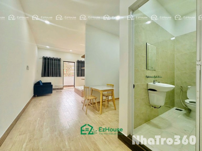 Phòng full nội thất, ban công